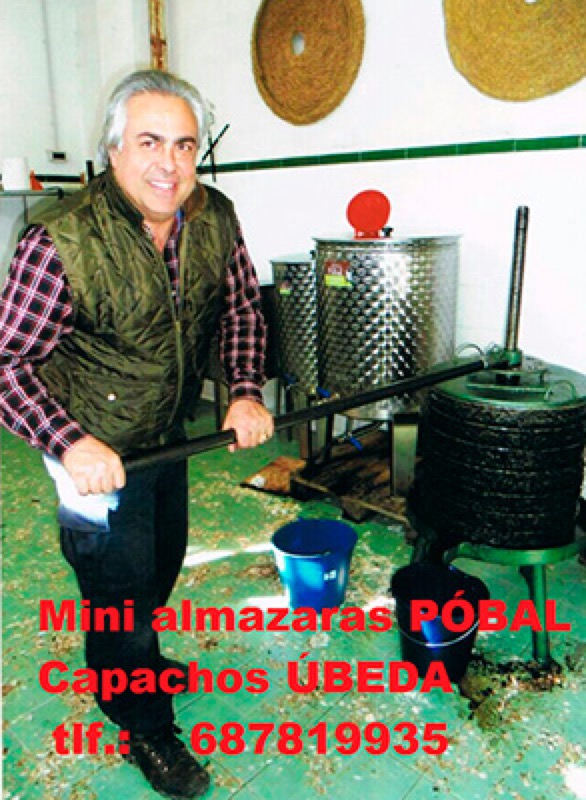 Fabricante con mini almazara Póbal
